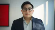 不動産購入に関する複雑な疑問や悩みを、業界での豊富な経験と専門知識を持つプロの不動産の専門講師が分かりやすく解説するイメージ画像です（不動産の専門講師1）。