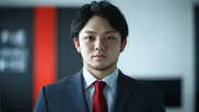 不動産購入の複雑なプロセスをわかりやすく解説するため、業界における豊富な経験と深い専門知識を持つ講師が、ユーザーの理解を深める指導をしている画像です（不動産の専門講師7）。