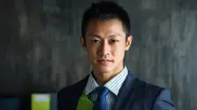 不動産購入で失敗しないための学習をサポートする、業界の最新動向にも精通した経験豊富な専門講師が、ユーザーの疑問を解決し、的確な方向性を示す画像です（不動産の専門講師8）。